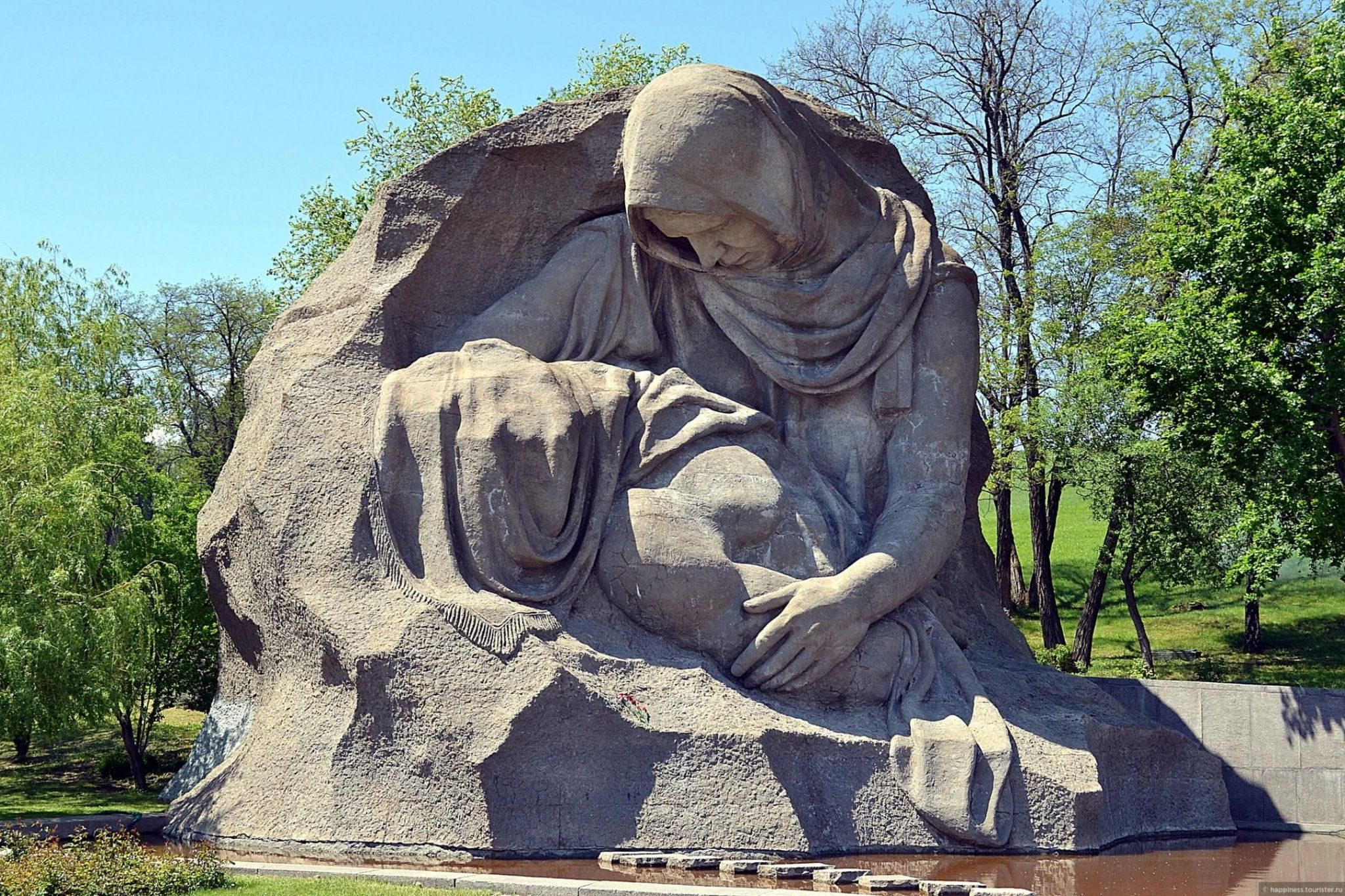 Мамаев курган мать. Мамаев Курган памятник Скорбящей матери. Монумент Скорбящая мать Волгоград. Скорбящая мать памятник Волгоград. Скульптура Скорбящая мать на Мамаевом Кургане.