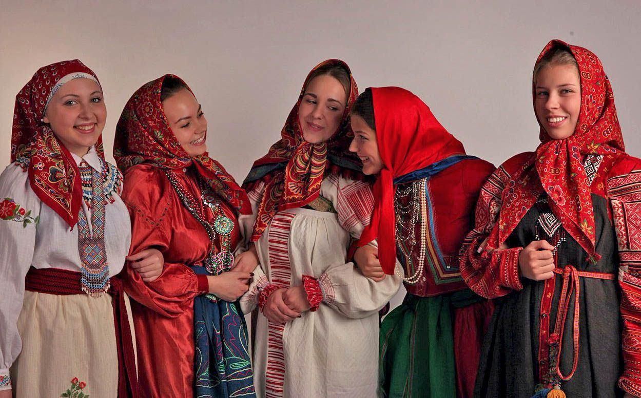 Женщины в национальной одежде фото