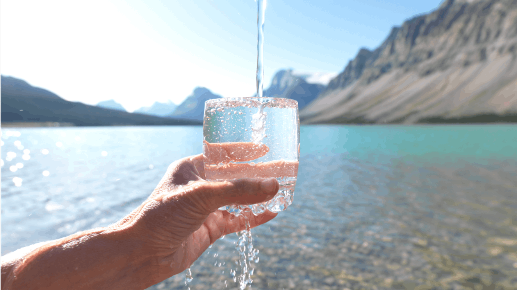 Вода приняла решение. Стакан воды в руке. Бокалы для воды. Кристально чистая питьевая вода. Стакан воды на природе.