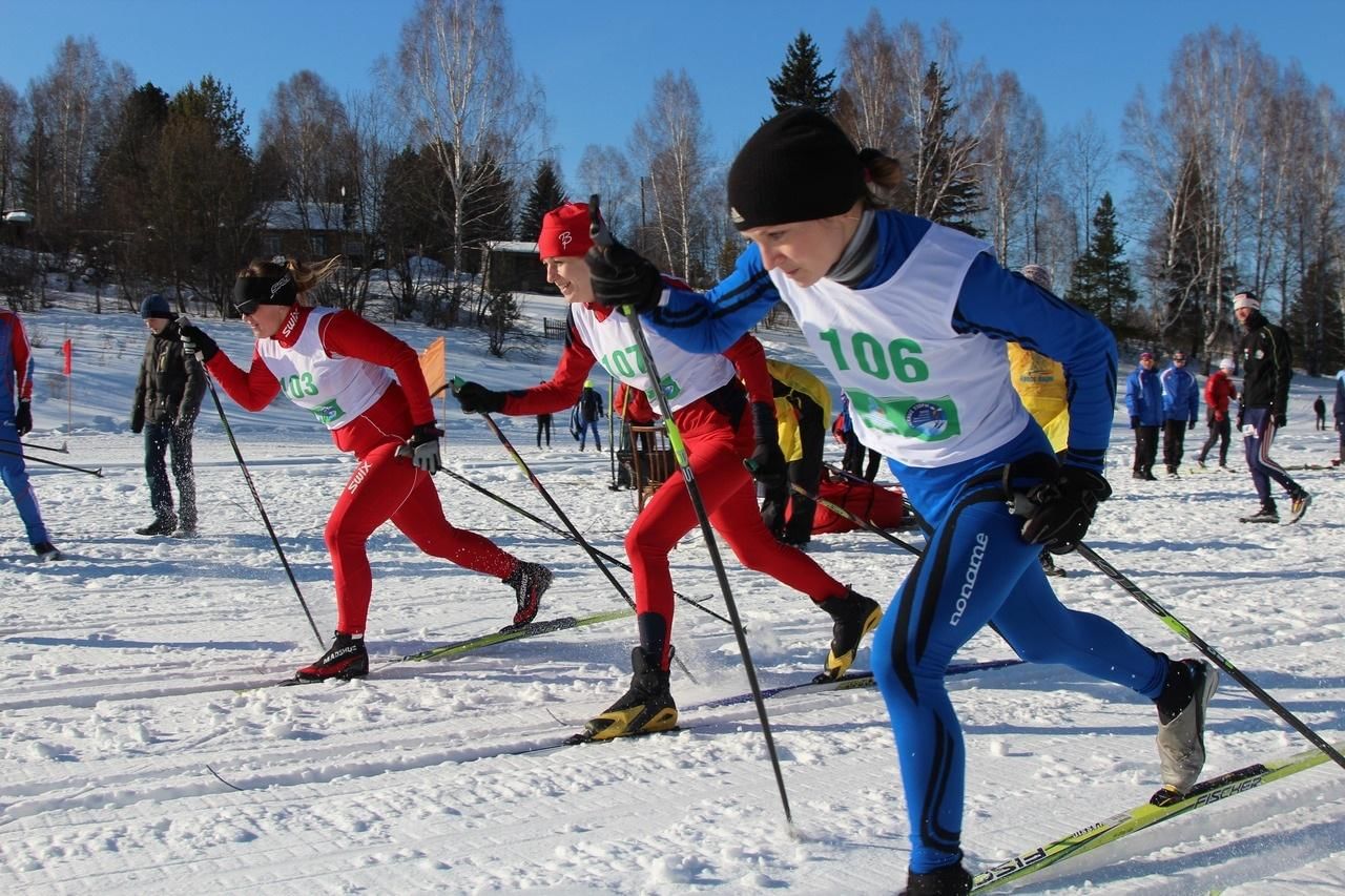 Горнолыжный спорт соревнования. Лыжные гонки. Лыжные соревнования. Зимние спортивные соревнования. Лыжный спорт соревнования.