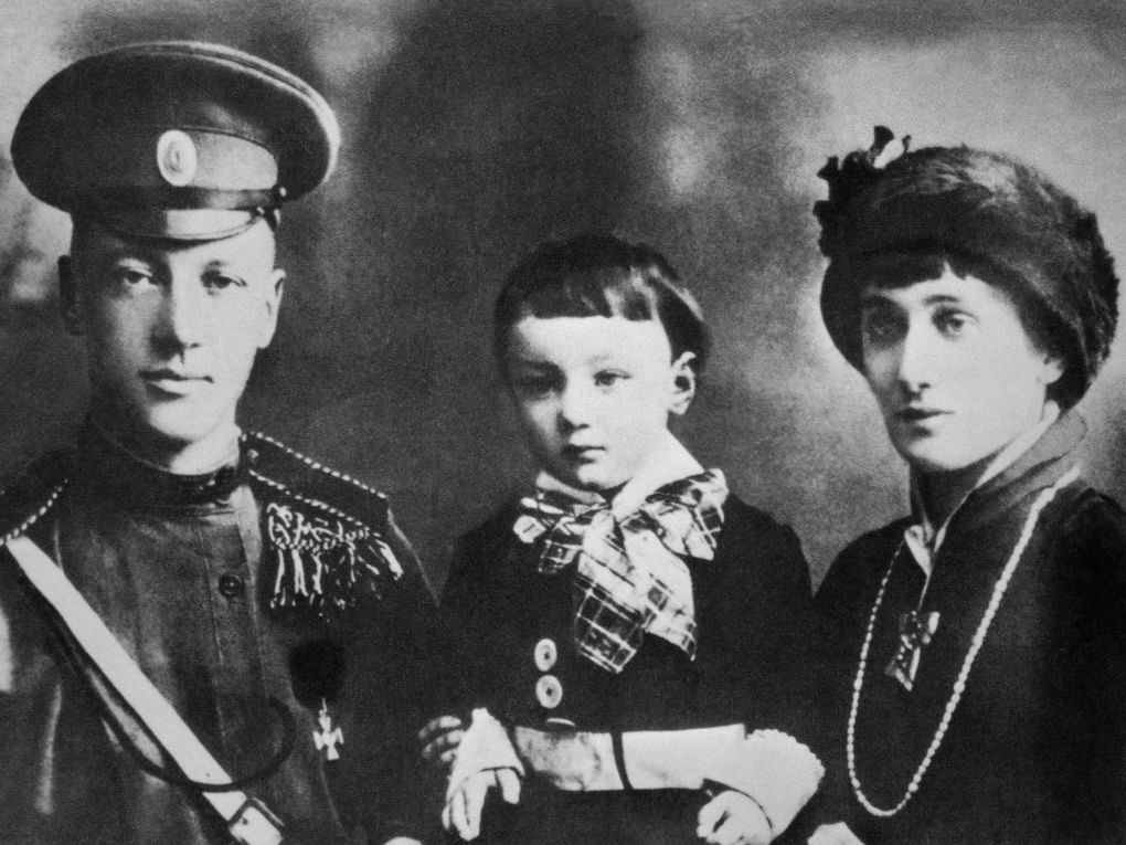 Поэт Николай Гумилев и Анна Ахматова с сыном Левой. 1915 год. Фотография: ИТАР-ТАСС
