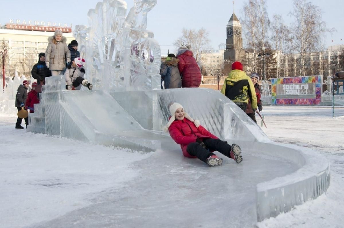 Новогодняя снег и елки ледяные горки. Ледовый городок Лабытнанги 2021. Саянск Ледовый городок. Ледовый городок в Краснообске. Ледяной городок Новосибирск 2018.