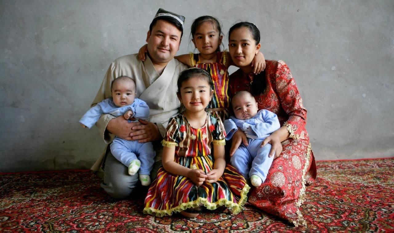 Семья Узбекистан махалля. Узбекские дети. Таджикская семья. Таджикская семья с детьми.