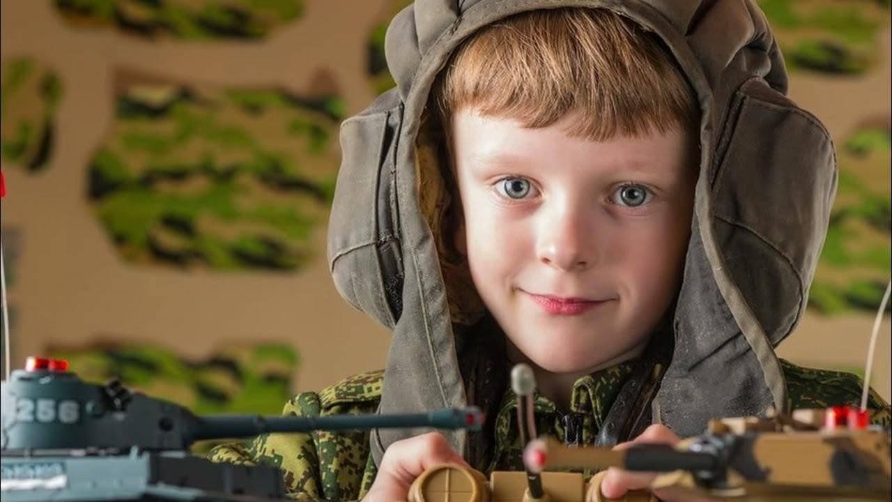 Мальчик с игрушечным танком