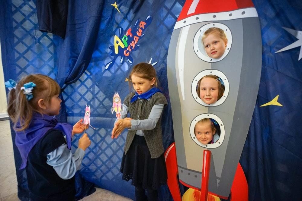 Игры ко дню космонавтики в детском. Космическое путешествие для детей. Космическое путешествие для дошкольников. День космонавтики фотозона для детей. Фозона ко Дню космонавтики.