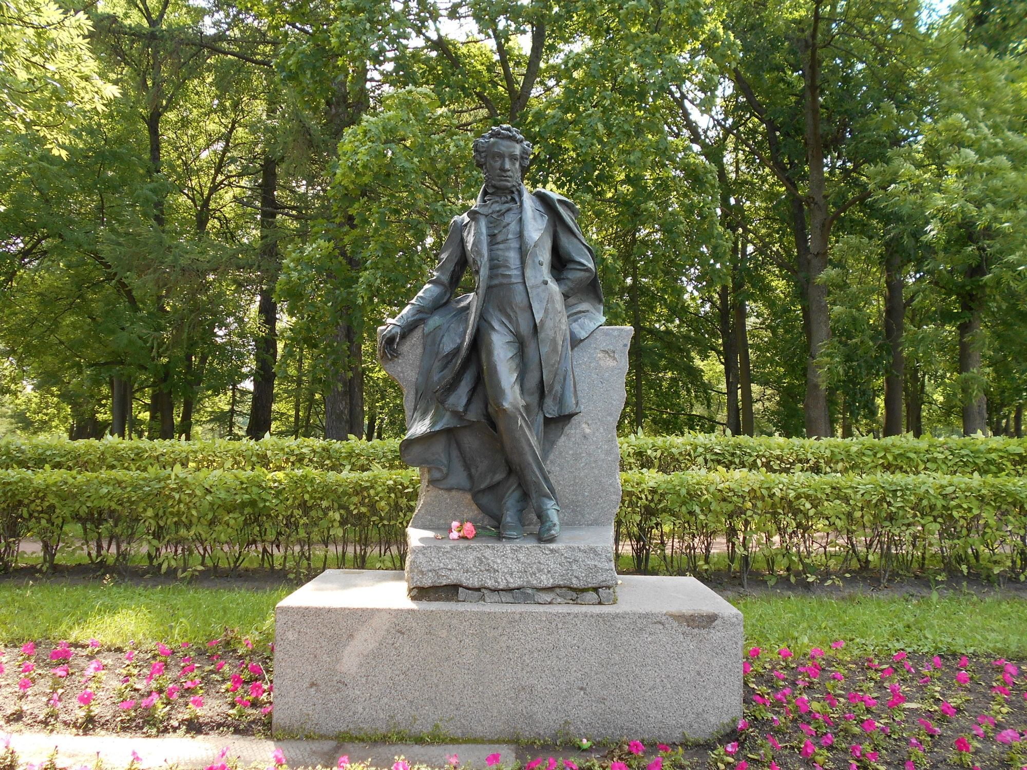 В каком городе находится памятник пушкину. Памятник а. с. Пушкину (Пушкин, Октябрьский бульвар). Памятник Пушкину в Пушкине на Октябрьском бульваре. Памятник Пушкину в Царском селе.