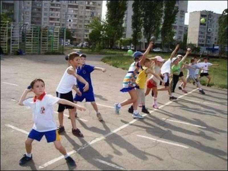 Метание детский сад. Метание в школе. Метание дети. Физкультура на улице в детском саду. Метание на физкультуре.