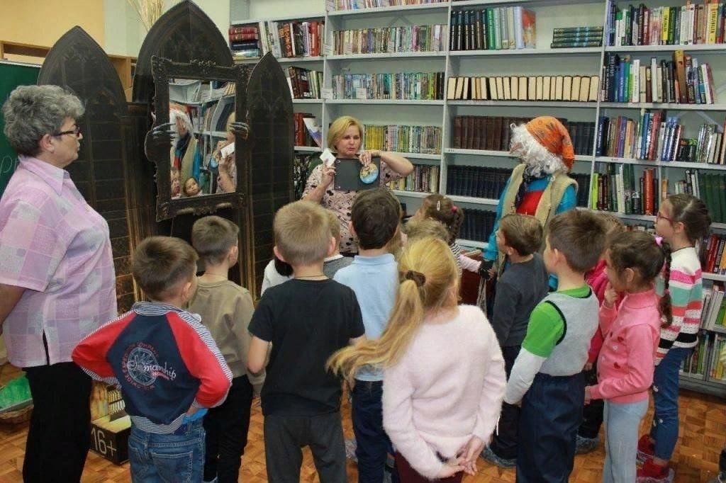 Экскурсия библиотеку класса. Экскурсия в библиотеку. Экскурсия по библиотеке для детей. Экскурсия в детскую библиотеку. Экскурсия в библиотеку для детей.