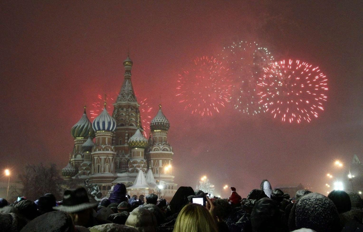 Разные новые годы. Салют над собором Василия Блаженного. Новогодние традиции. Новогодний салют на красной площади.