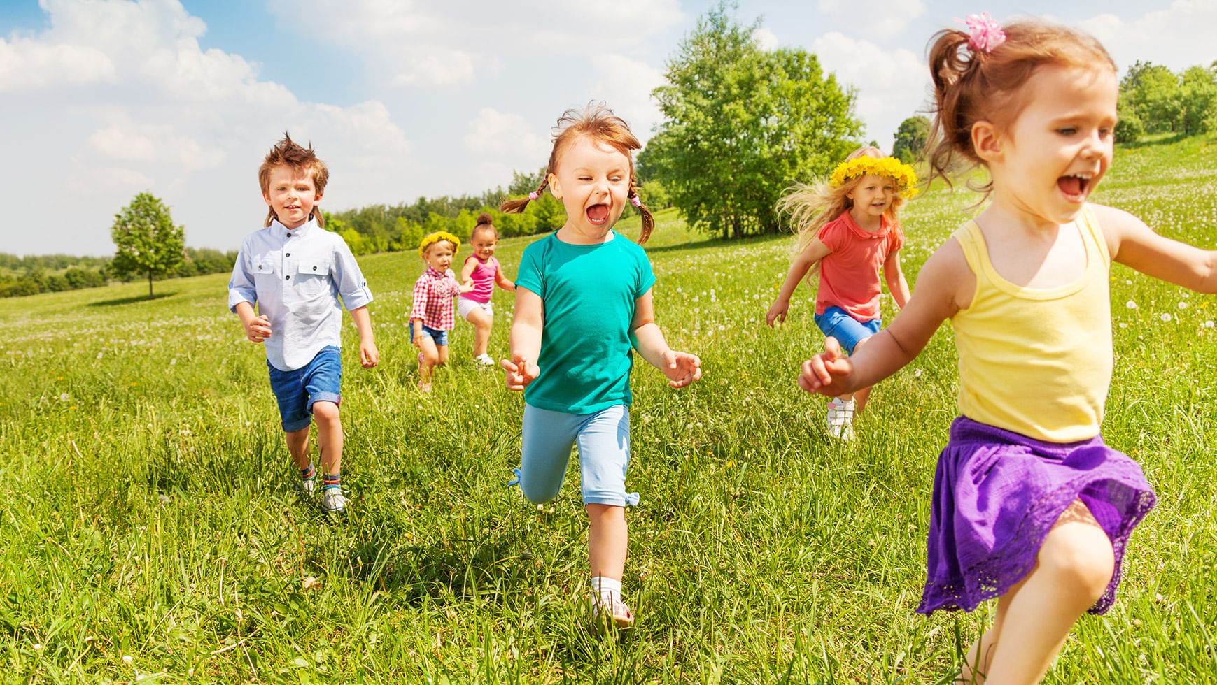 Kids on the run. Дети бегут. Радостные дети. Дети бегают. Прогулки с малышом.