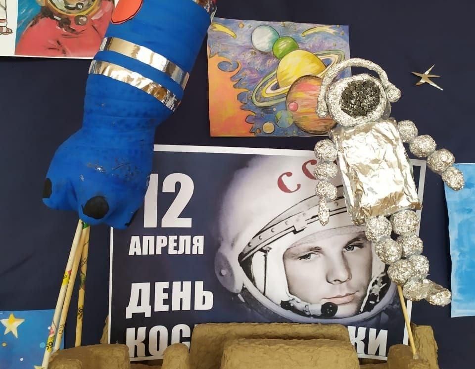 Выставка космос ярославль шоколад. Выставка космос. Выставка поделок космос. Выставка ко Дню космонавтики. Выставка про космос в библиотеке.