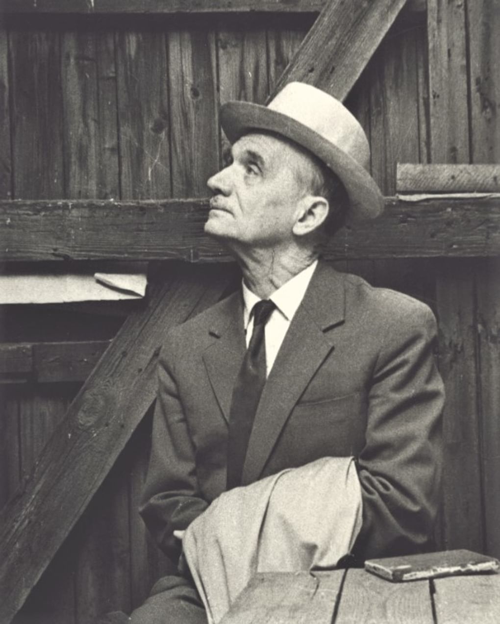 Константин Мельников в саду своего дома. 1960-е. Фотография предоставлена организаторами