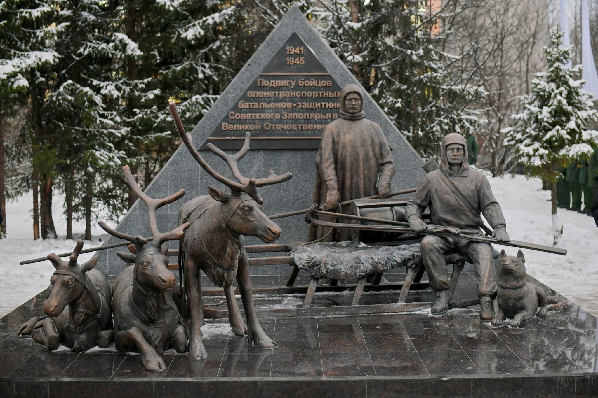 В боях на каком фронте участвовали оленеводы. Нарьян мар памятник оленеводам. Памятник оленно-транспортным батальонам. Оленно транспортный батальон Нарьян мар. Нарьян-мар памятник оленно-транспортным батальонам.