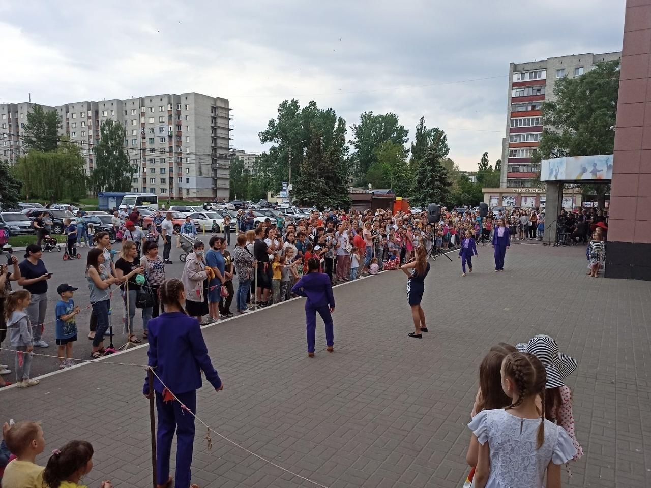 Будничный праздник. Праздничные мероприятия. Курск 2022 с праздником. На площади в центре города был праздничный концерт. День города Курск 2022.