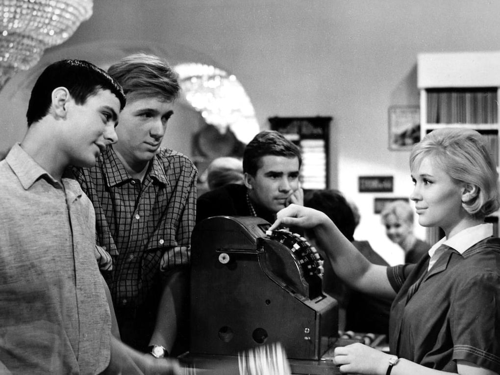 Кадр из художественного фильма Георгия Данелии «Я шагаю по Москве» (1963)