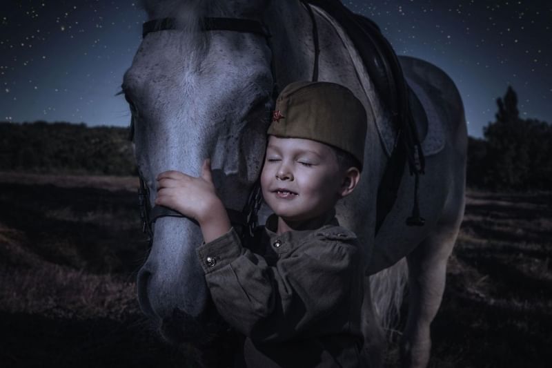 Другой мальчик песня. Мальчик на лошади. Мальчик на коне. Лошадь для детей. Мальчик рядом с лошадью.