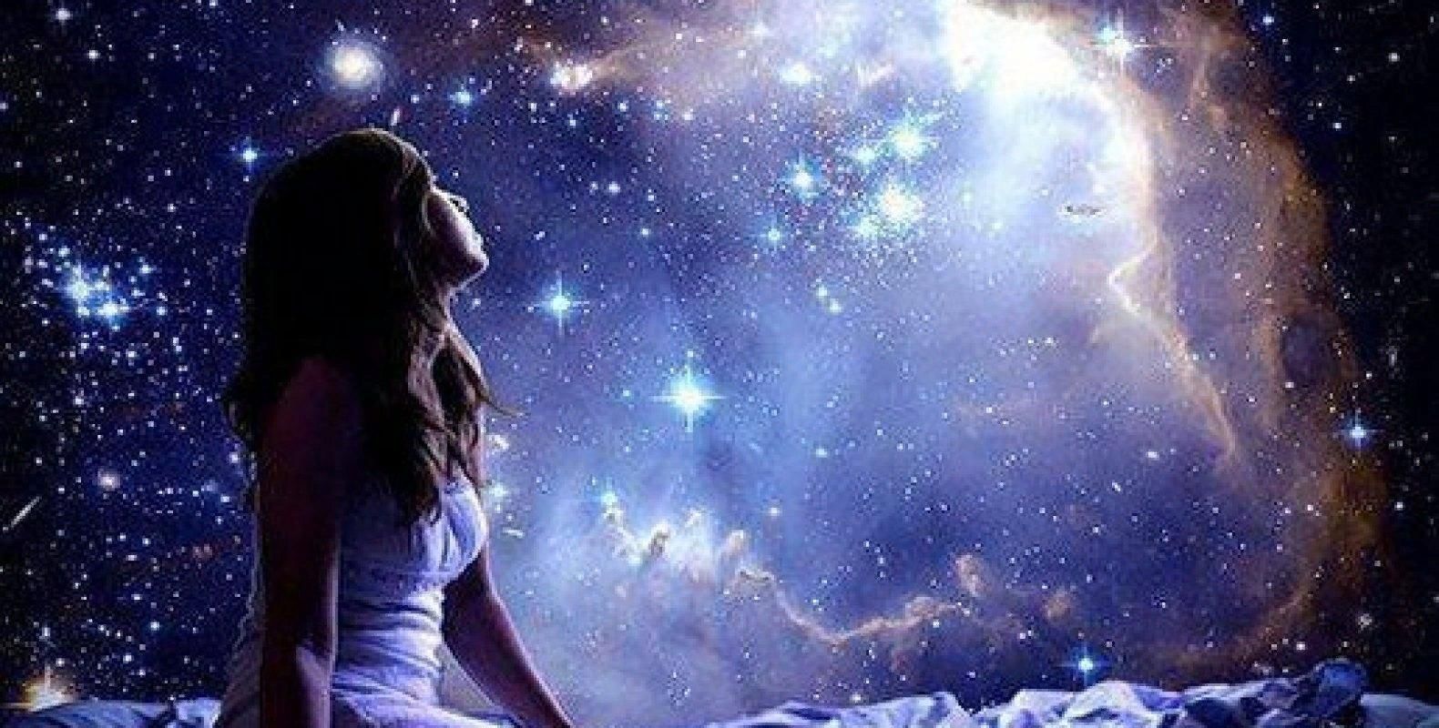 Мечтаем о звездах. Девушка космос. Девушка звезда. Женщина и звездное небо. Девочка и звездное небо.