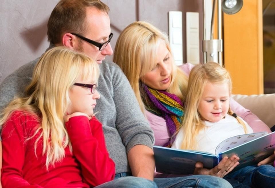 Книга в кругу семьи. Семейное чтение. Чтение для детей. Чтение в семье. Чтение детей с родителями.