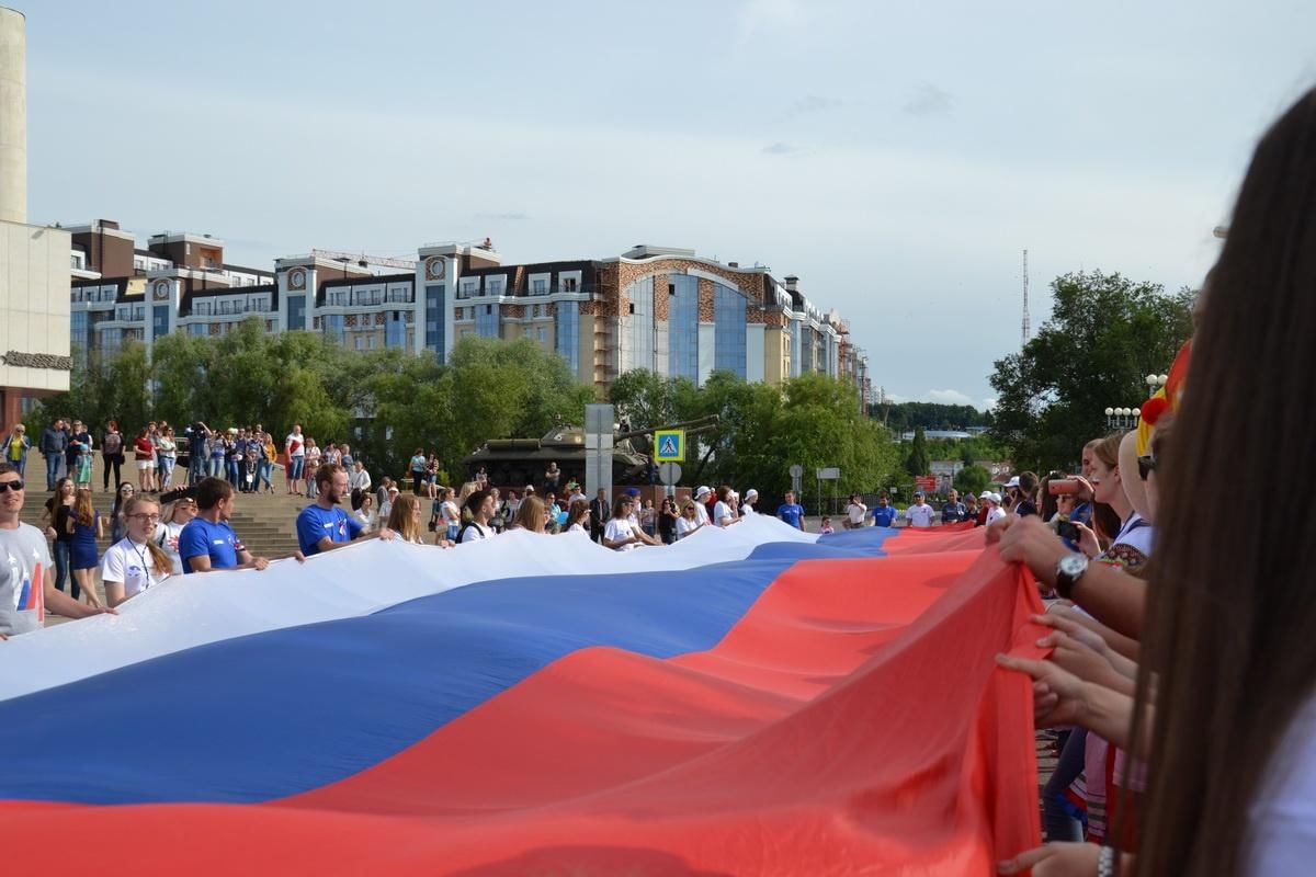 Ютуб белгород. День российского флага Белгород. Белгород с российским флагом. Праздник дня Белгородского флага. Россия с днём флага Белгородской области.