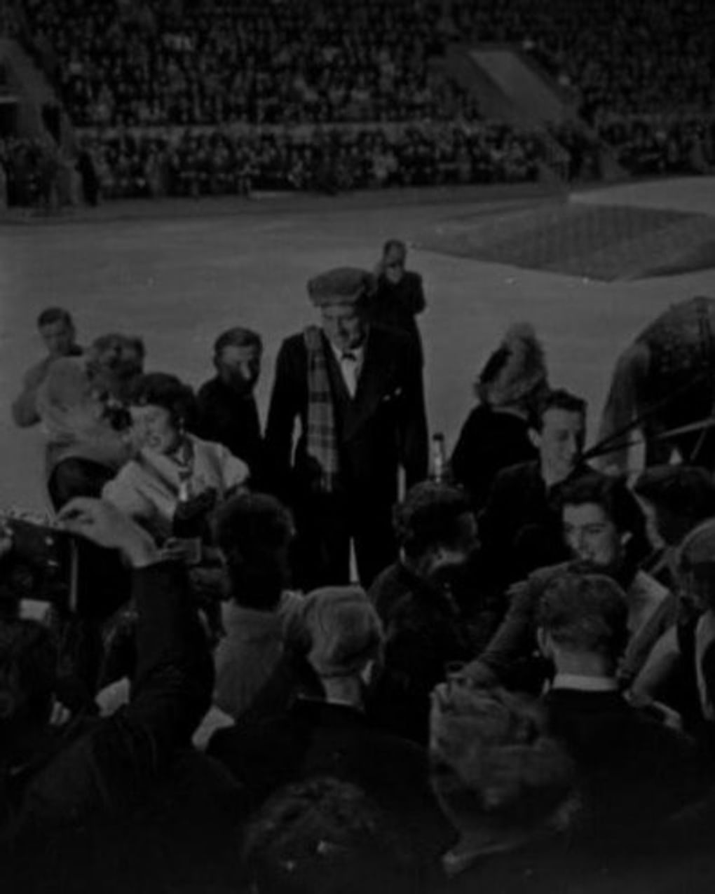 Иван Козловский (стоит в центре) на стадионе. 1 декабря 1956–31 января 1957. Москва. Семен Мишин-Моргенштерн / Мультимедиа арт музей, Москва