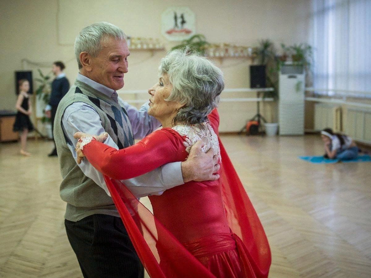 Досуговые центры для пенсионеров в спб. Московское долголетие танцы Щукино. Танцы для пенсионеров. Танцы для пожилых. Бальные танцы для пожилых.