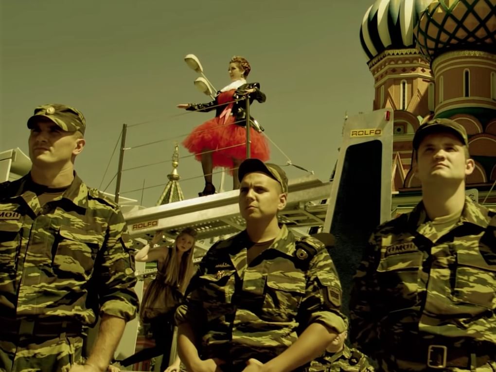 Тамара Гвердцители в клипе на песню рок-группы «Би-2» и Тамары Гвердцители «Безвоздушная тревога» (2011)