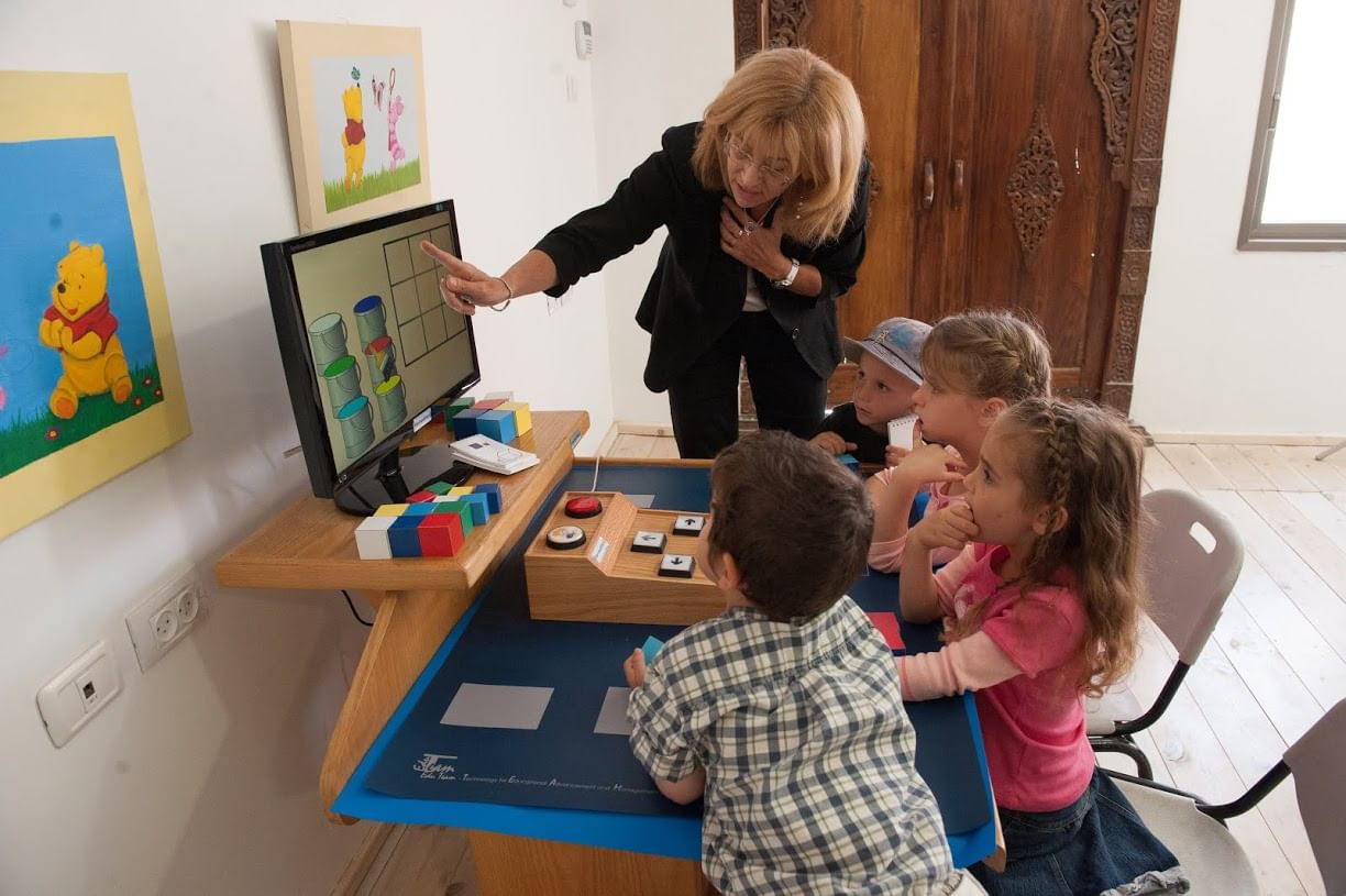 Игра в современном доу. Интерактивное занятие в ДОУ. Занятия для детей. Интерактивный детский сад. Современный дошкольник.