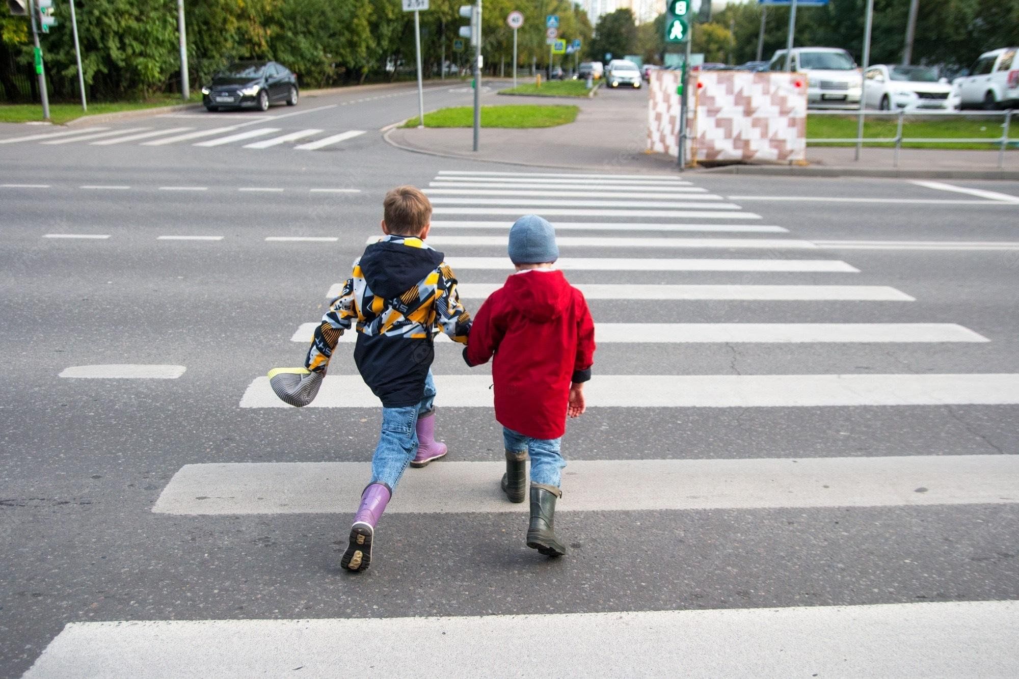 Фотографии детей переходящих дорогу паровозиком