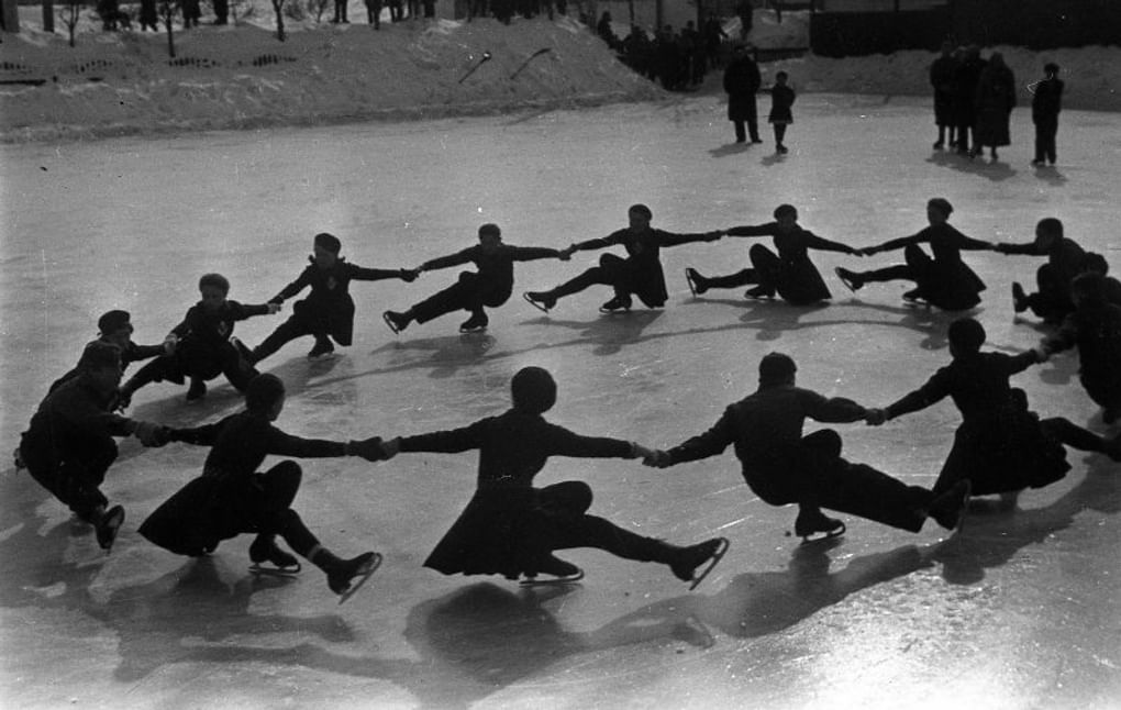 Фигуристы на катке. 1950 год. Фотография: Сергей Васин. МАММ / МДФ