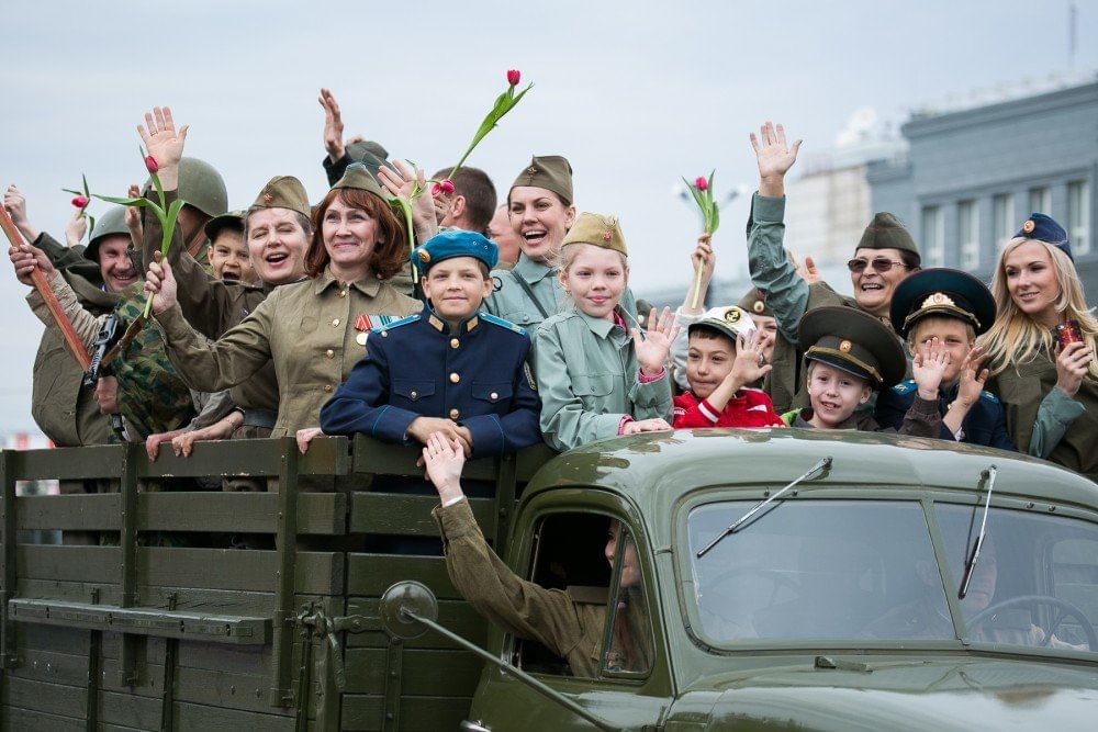 День победы погода. Люди празднуют 9 мая. 9 Мая фото. Военные праздники в мае. Фото с праздником 9 мая.