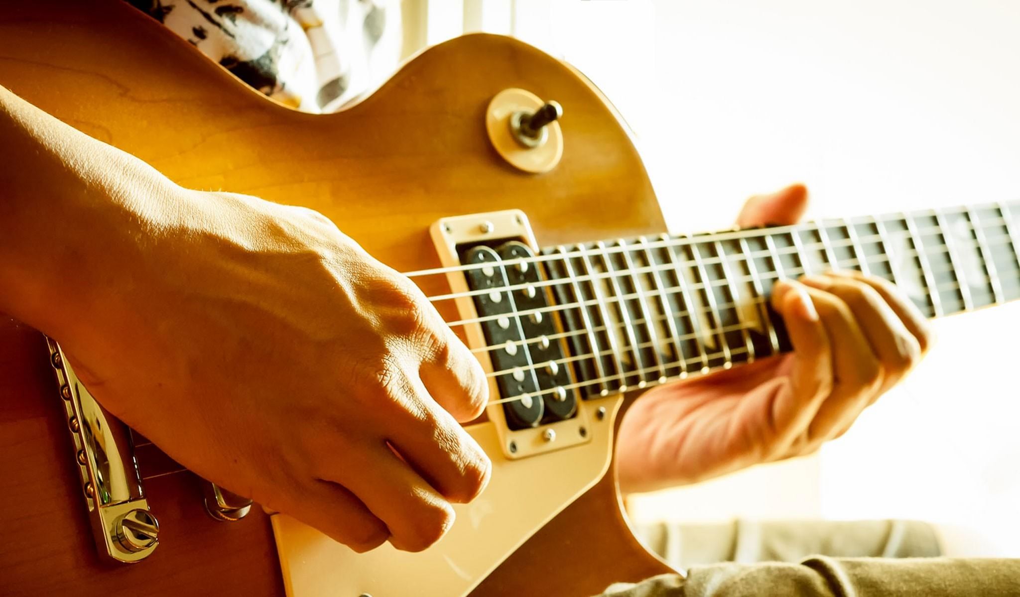 Гитара обучение видео. Руки гитариста. Игра на гитаре. Гитара в руках. Играющий на гитаре.