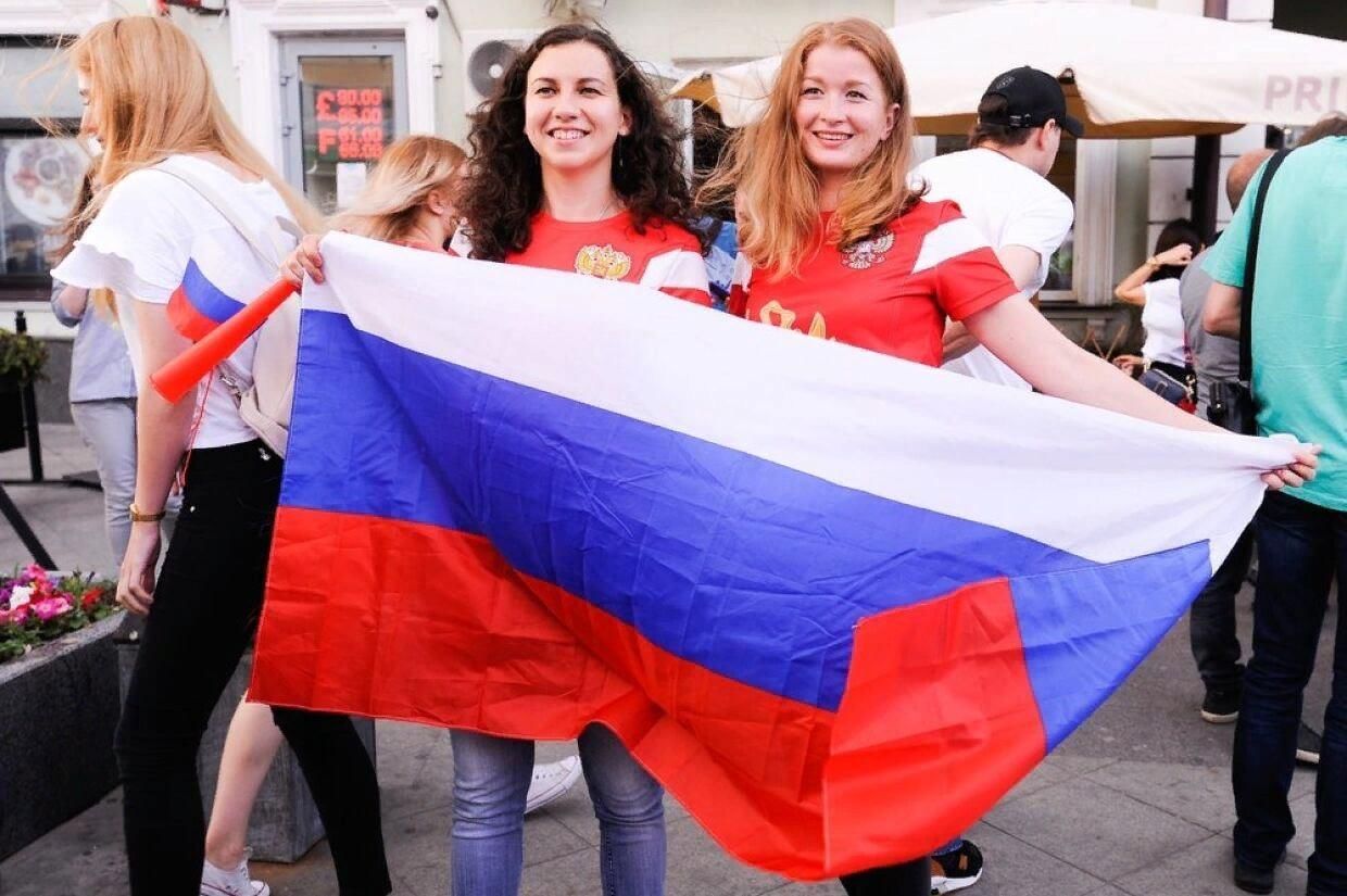 Молодежь с российским флагом. Человек с флагом. Россияне с флагами. Люди с российским флагом.