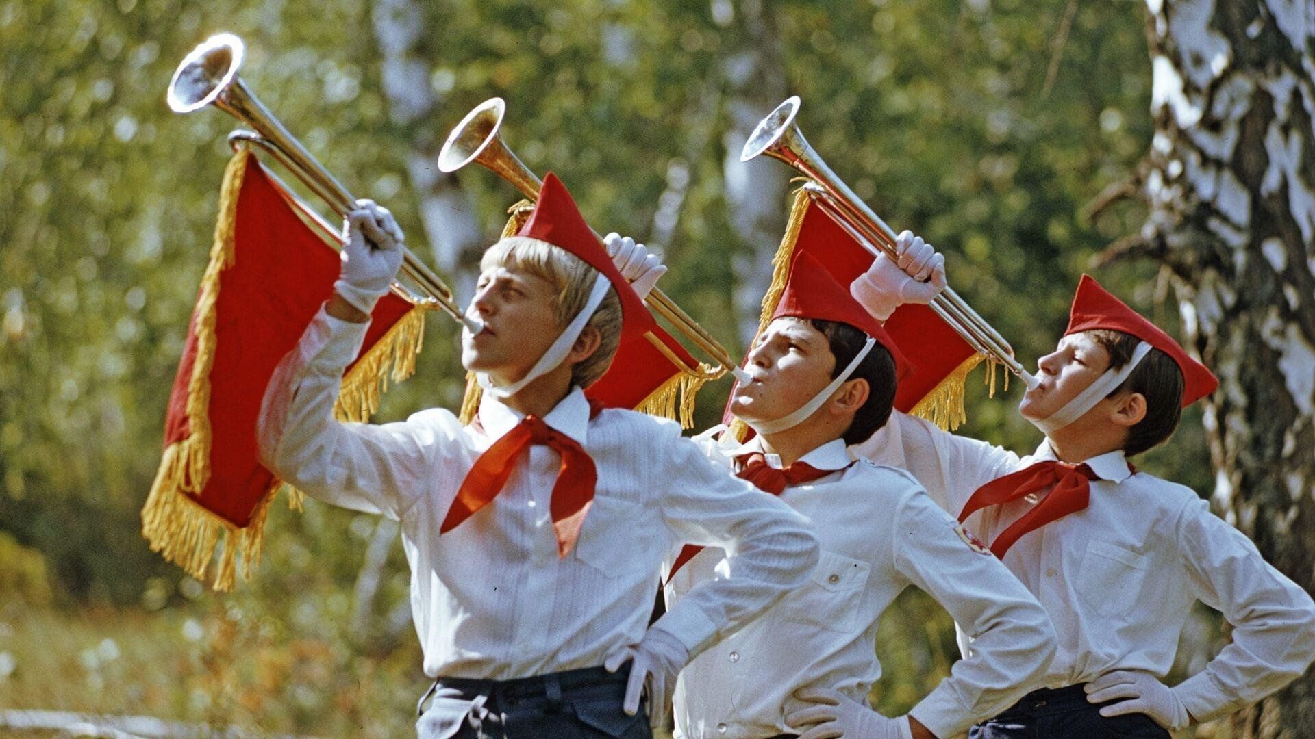 День пионерии программа. Пионер горнист Артек. Пионер горнист 1940. Пионер-трубач СССР. Пионеры горнисты барабанщики.