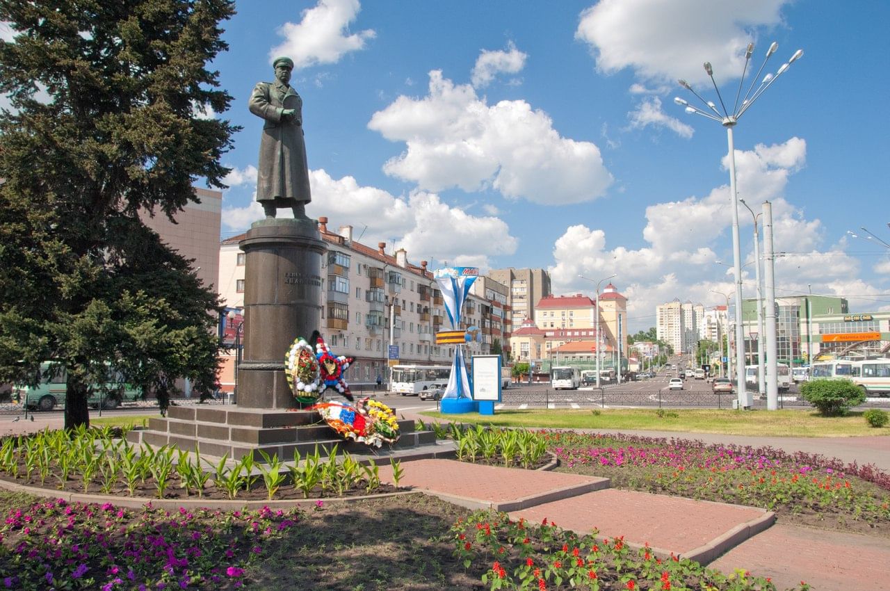 Есть ли в белгороде. Памятник князю Владимиру в Белгороде. Столица Белгородской области. Белгород Белгородская область. Памятники Белгород Белгородская область.