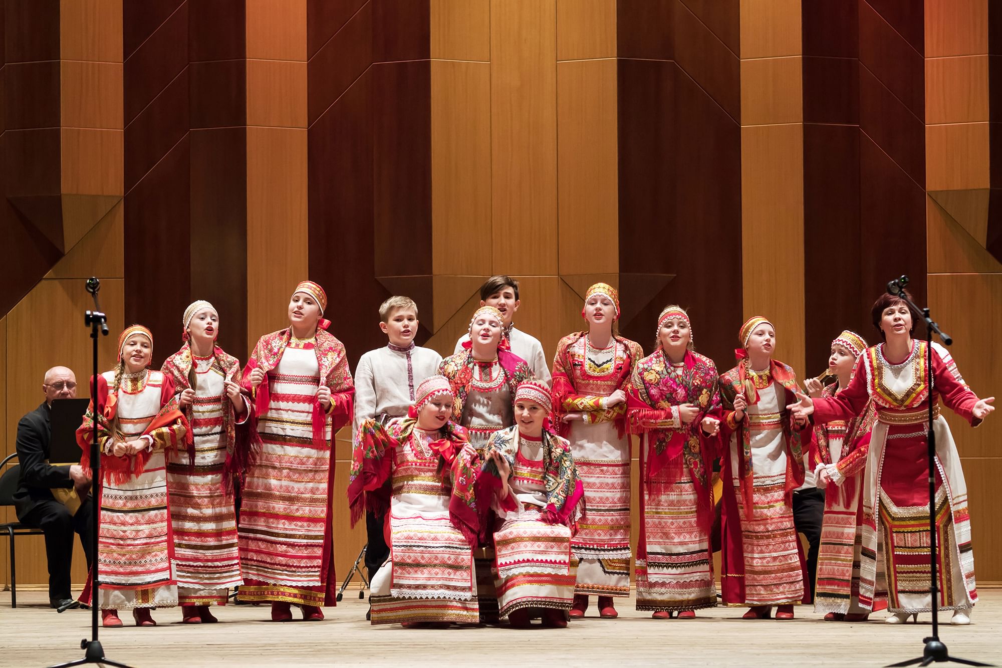 Выступление ансамбля. Народный коллектив. Народный ансамбль. Народный ансамбль Россы. Фотосессия народного ансамбля.