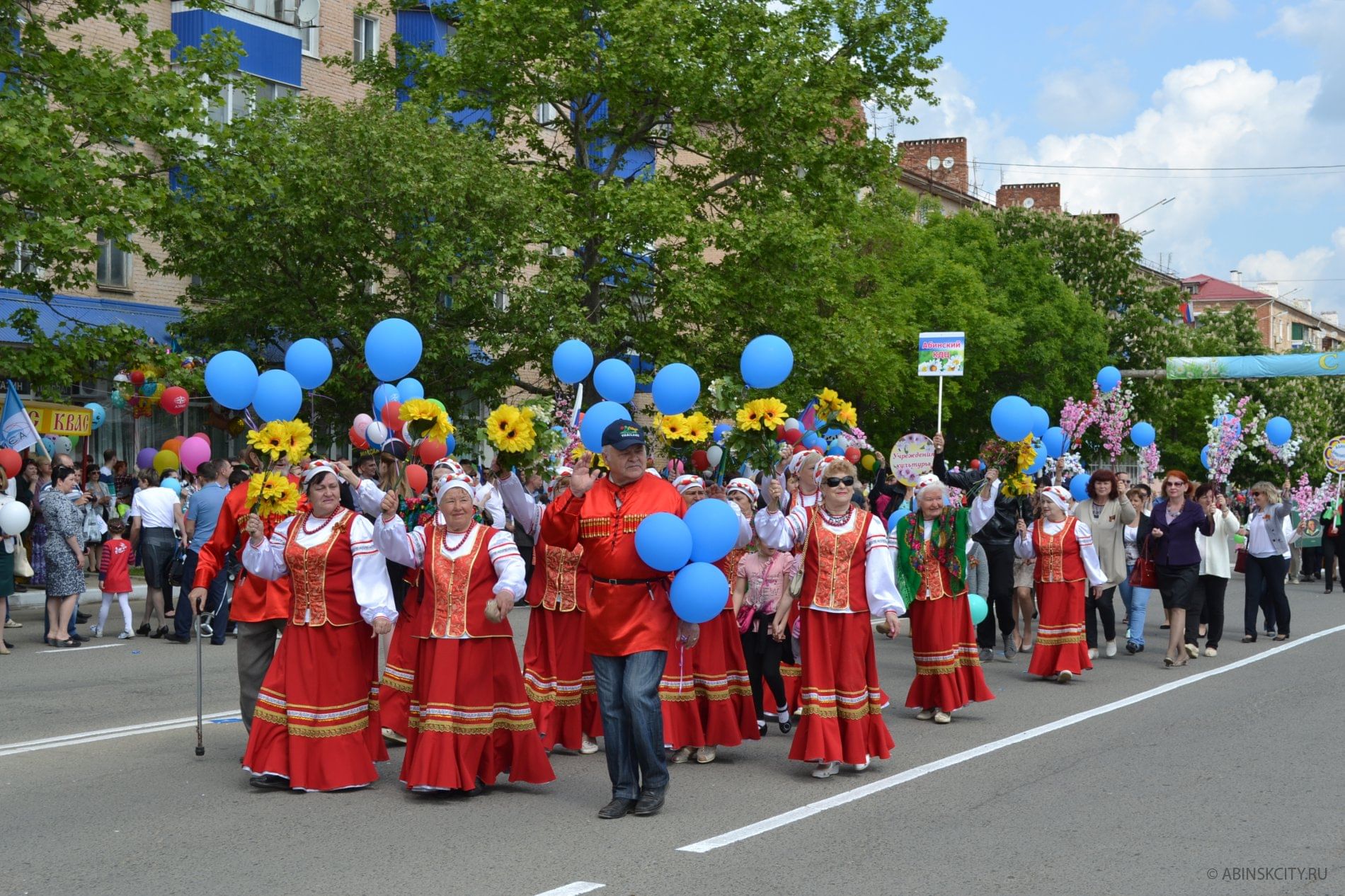 1 мая 46. Казаки на первомайских праздниках. Парад 1 мая в школе. 1 Мая казаки. Праздник поселка Пролетарий Абинского района.