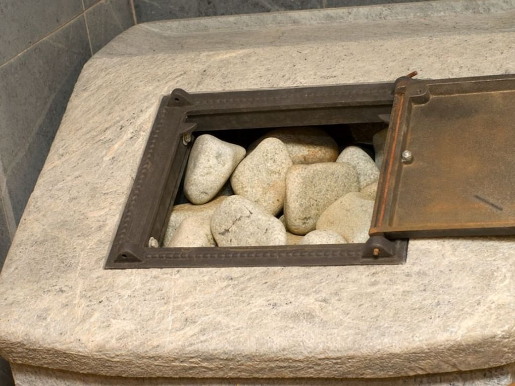Камни в банной печи. Фотография: А. Некрасов / фотобанк «Лори»