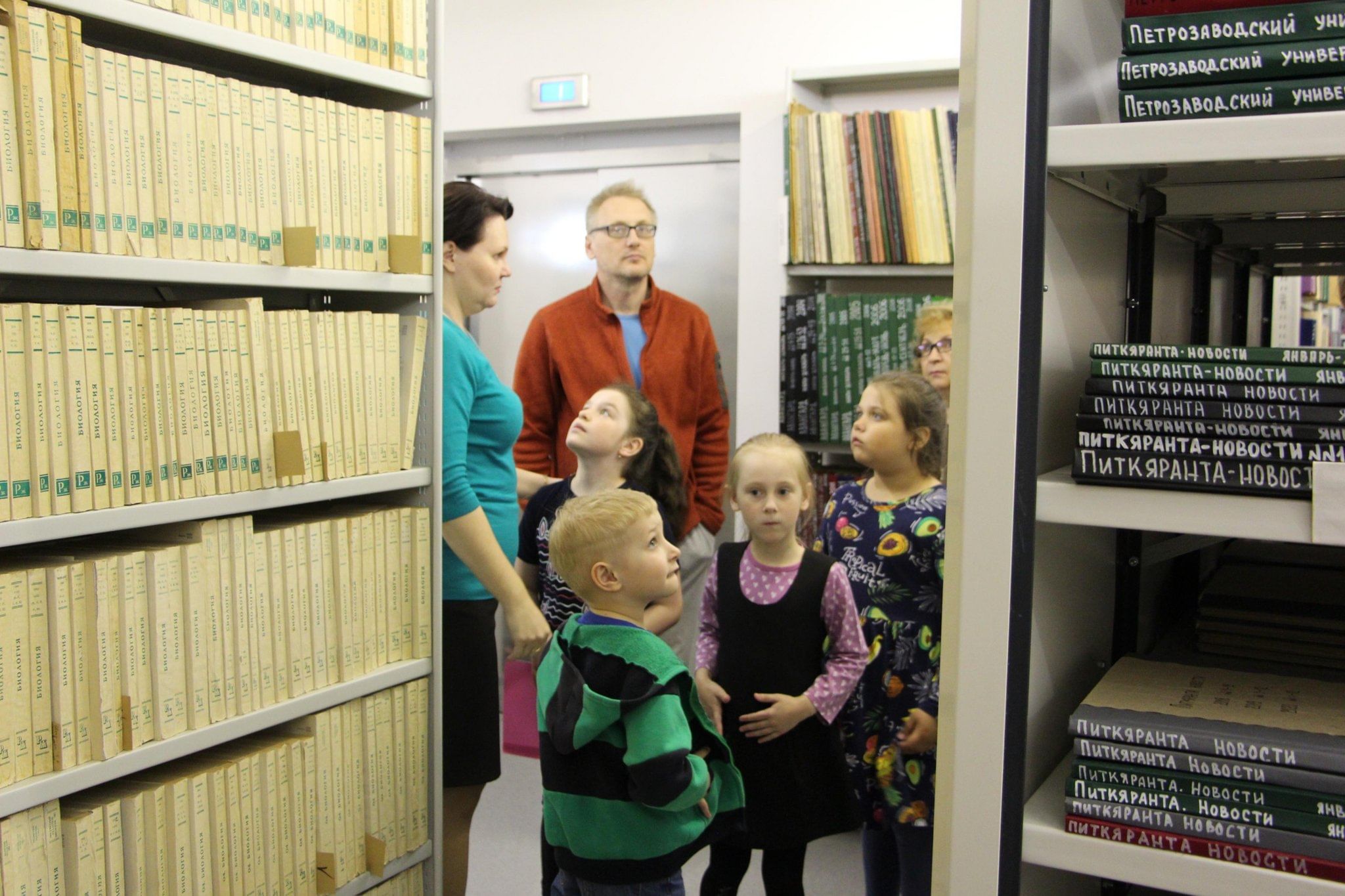 Экскурсия по библиотеке для детей. Петрозаводск экскурсии. Национальная библиотека Карелии. Библионочь 2023 в библиотеке. Петрозаводск экскурсии на день