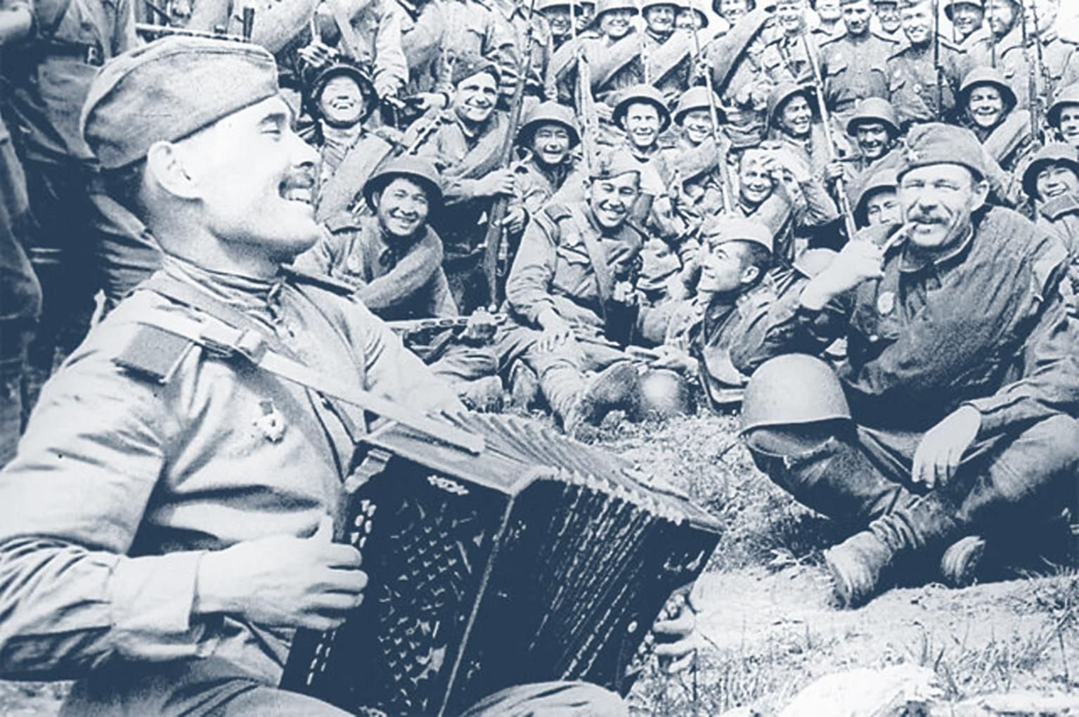 Песни созданные в годы великой отечественной войны. Советские солдаты поют. Советский солдат с гармонью. Гармонь на фронте. Солдат с гармошкой.
