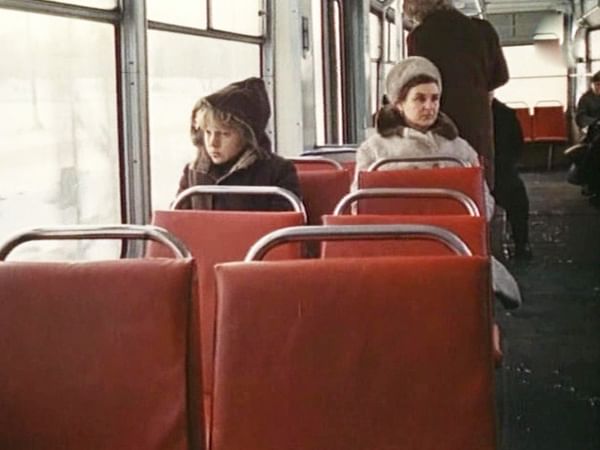 Кадр из художественного фильма Аян Шахмалиевой «Свет в окне» (1980)