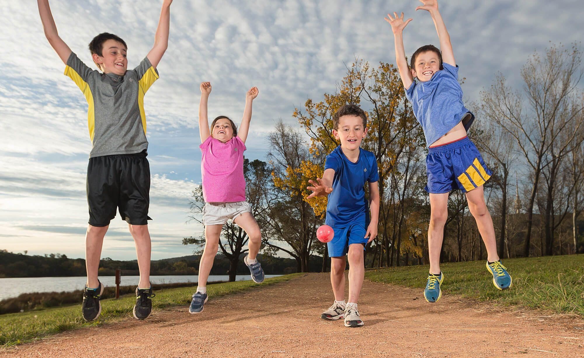 Sport kids. Спорт дети. Занятие физкультурой и спортом. Занятие спортом дети. Дед занимается спортом.