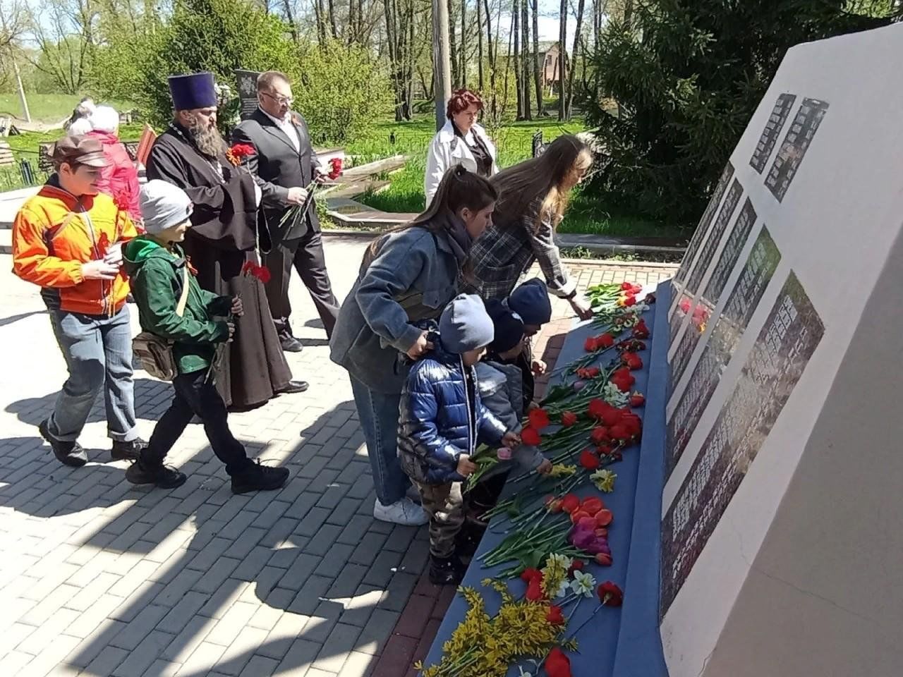 День памяти и скорби мероприятия для детей. Возлагают цветы к обелиску. День памяти и почестей. День памяти и скорби для детей. 22 Июня день памяти и скорби в ДОУ.