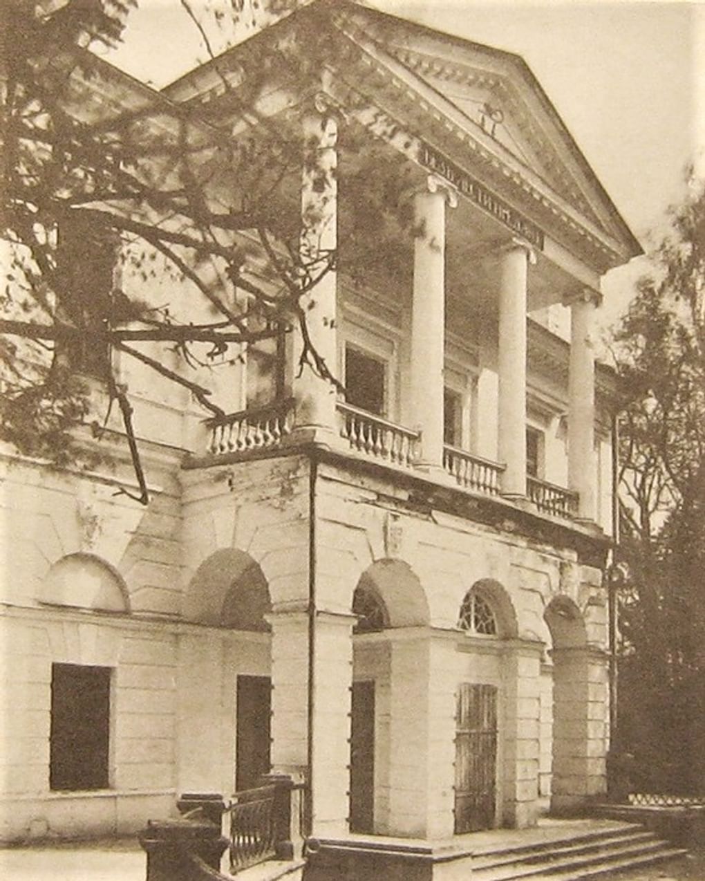 Дворец Аракчеева, Грузино, Новгородская область. 1909. Фотография: <a href="https://commons.wikimedia.org/w/index.php?curid=25998077" target="_blank" rel="noopener">commons.wikimedia</a> / Public Domain