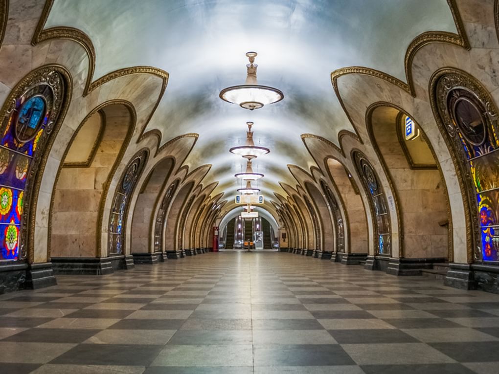 Станция метро «Новослободская», Москва. 2013 год. Фотография: Сергей Крылов / фотобанк «Лори»