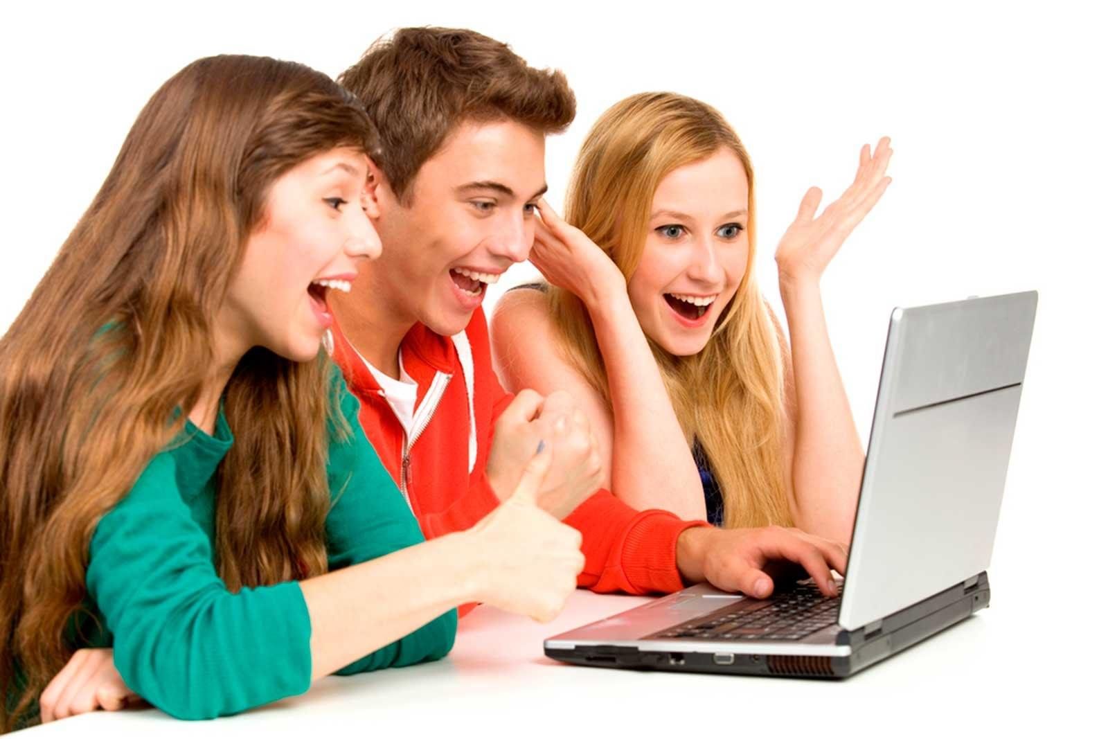 Общение через одноклассники. Молодежь и интернет. Радостный человек за компьютером. Компьютер и человек. Подросток с ноутбуком.
