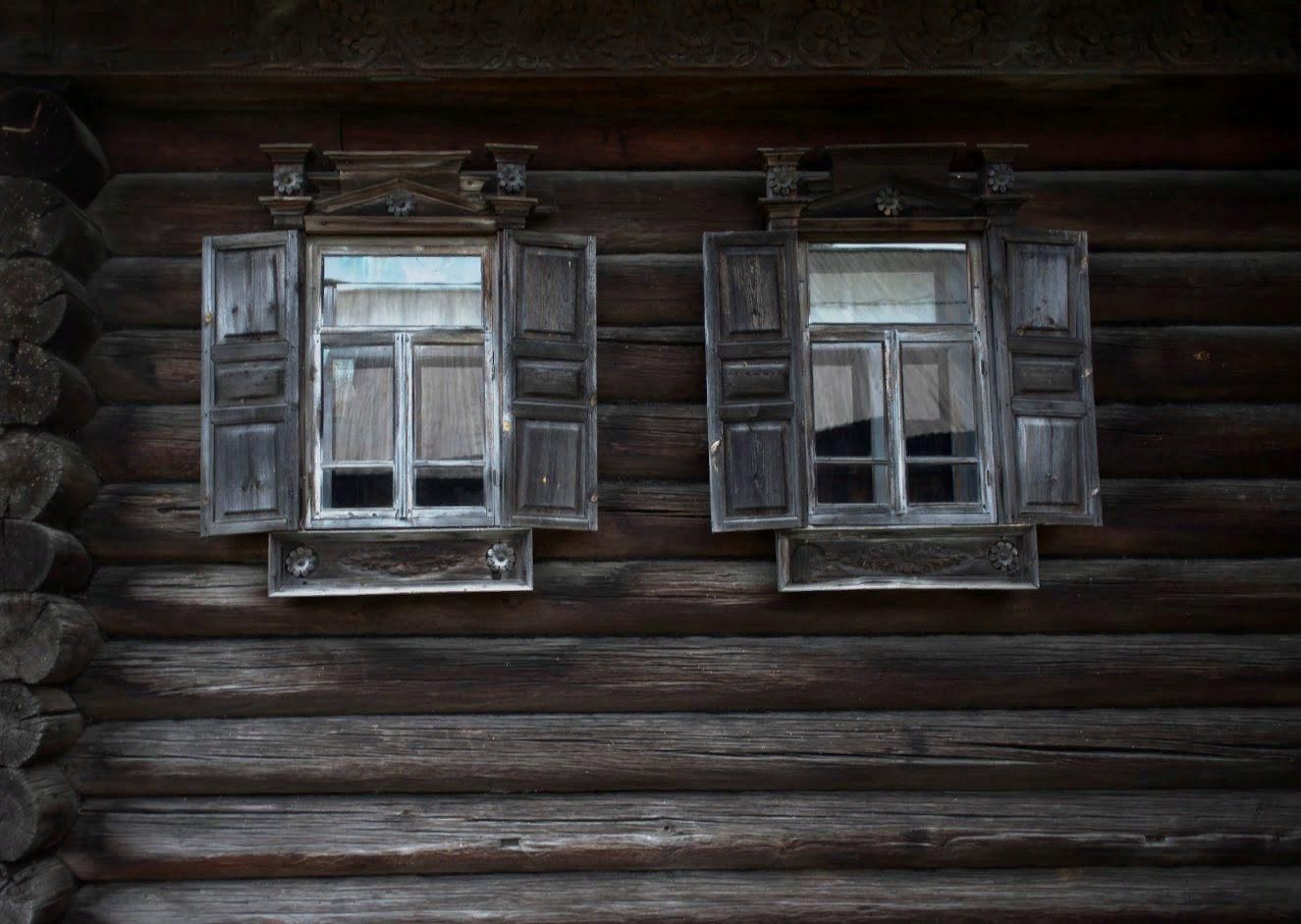 Окно в деревенской избе