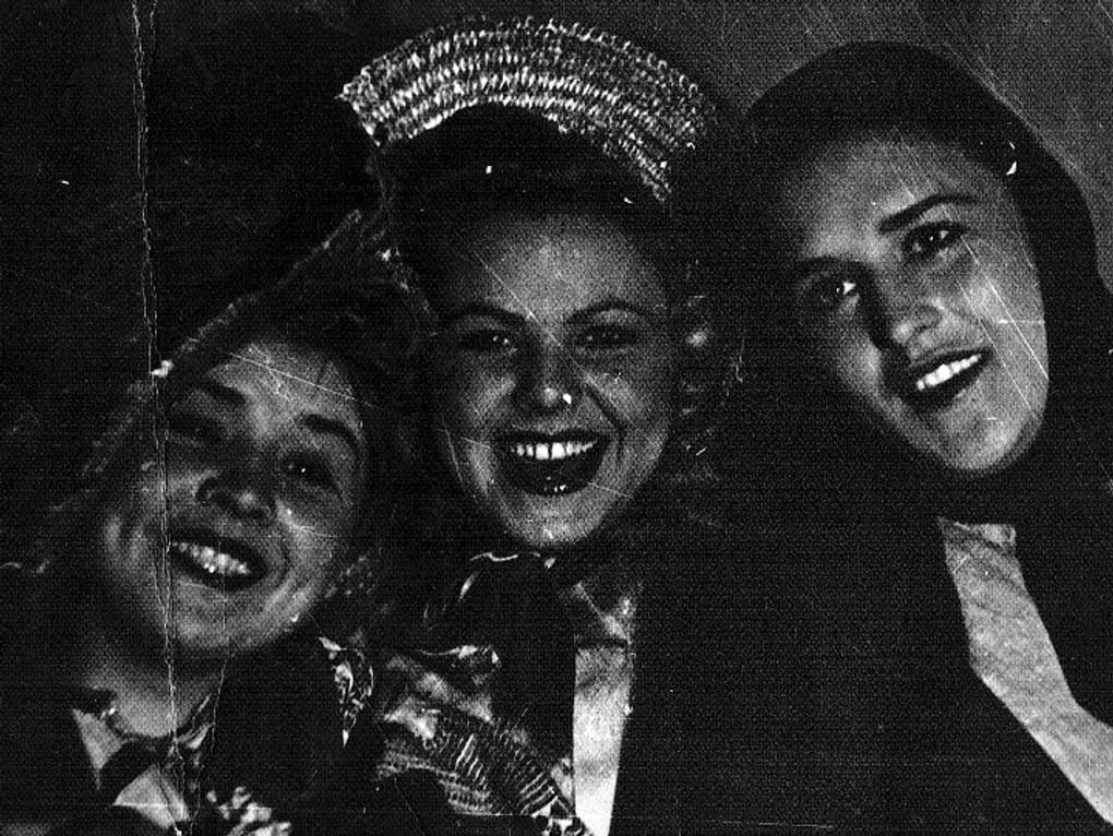 Студентки ВГИКа (слева направо): Екатерина Савинова, Клавдия Хабарова и Нонна Мордюкова. Москва, 1945–1950 годы. Фотография: Государственный музей истории литературы, искусства и культуры Алтая, Барнаул