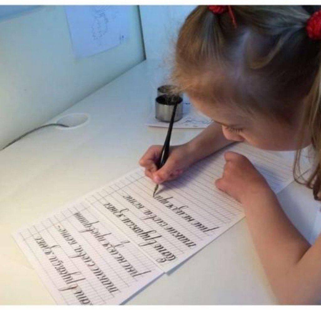 Аккуратный написание. Каллиграфия для детей. Занятия по каллиграфии для детей. Каллиграфия и иллюстрация для детей. Ребенок пишет.
