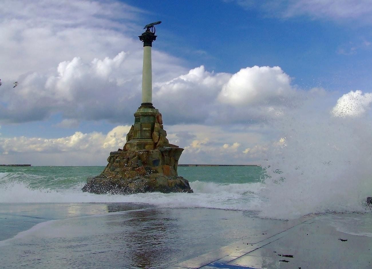 Памятник затопленным кораблям расположен в крымском