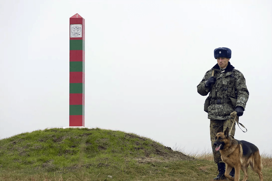 Картинка пограничник с собакой у столба